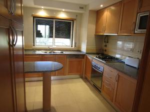 A kitchen or kitchenette at Alltravel Primavera Apartment