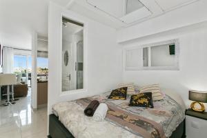 1 dormitorio con 1 cama en una habitación en L'After Port Nature, en Cap d'Agde