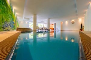 une maison avec une piscine au milieu dans l'établissement Hotel Castel Oswald von Wolkenstein, à Castelrotto