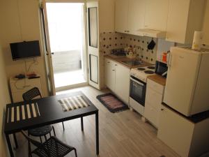 Kuchyňa alebo kuchynka v ubytovaní Studio apartman "Arna" + 32 fotografií