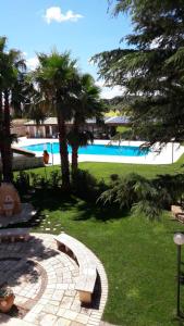 een resort met een zwembad en palmbomen bij B&B Il Mulino del Monastero in Conversano