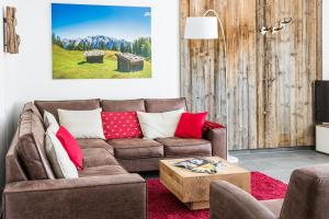 uma sala de estar com um sofá e uma mesa em Exklusive Ferienwohnung in der historischen Ballenhausgasse em Mittenwald