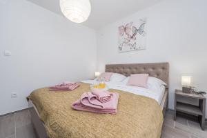 Postel nebo postele na pokoji v ubytování VILLA FAMILY SUKOŠAN, ZADAR