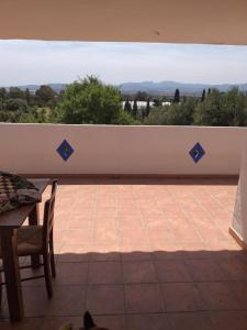 een uitzicht vanaf het balkon van een huis bij B&B Daillu in Olbia