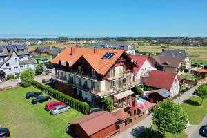 una vista aérea de una casa grande en una ciudad en Villa Tropikana, en Łeba