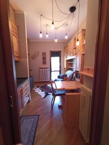 Η κουζίνα ή μικρή κουζίνα στο Appartamento GARDEN Ponte di Legno