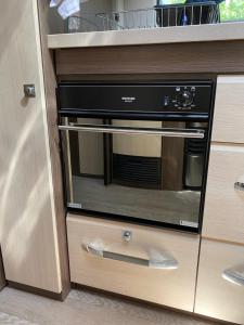 a microwave oven sitting inside of a kitchen at Prestige Camping Brandenburg in Plaue