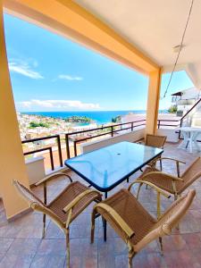 una mesa y sillas en un balcón con vistas al océano en Apartments Aga, en Ulcinj