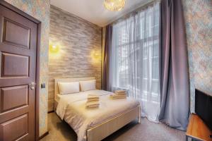 - une petite chambre avec un lit et une fenêtre dans l'établissement Hotel Nova, à Samara