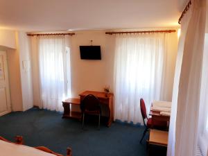 TV a/nebo společenská místnost v ubytování Albergo Trieste