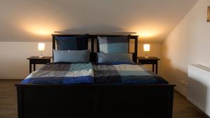 sypialnia z łóżkiem z dwoma lampami na dwóch stołach w obiekcie Ringelnatz & Lichtwer- Ferienwohnung Wurzen w mieście Wurzen