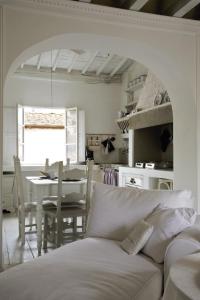 ein Wohnzimmer mit einem weißen Sofa und einem Tisch in der Unterkunft White Home in Florenz