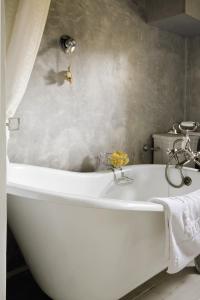 eine weiße Badewanne im Bad in der Unterkunft White Home in Florenz