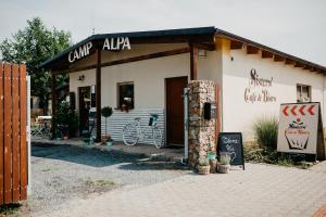 un edificio con un cartel que lee campamento alaarma en Camp Alpa, en Ostrovačice