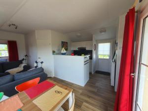 pequeña sala de estar con sofá y cocina en Ostermade Klintdoerp 110, en Michaelisdorf