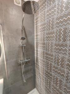een badkamer met een douche en een glazen deur bij Santa Cruz Ocean Apartment - I in Santa Cruz