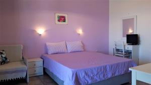 Posteľ alebo postele v izbe v ubytovaní Ikos Studios and Apartments