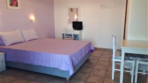 Posteľ alebo postele v izbe v ubytovaní Ikos Studios and Apartments