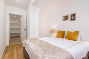 リスボンにあるWHome | Graça Premium Apartment #23のベッドルーム(白い大型ベッド、黄色い枕付)