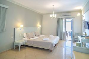 Кровать или кровати в номере ELENA APARTMENTS