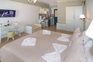 Кухня или мини-кухня в ELENA APARTMENTS
