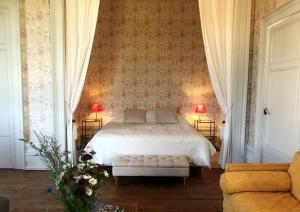 Säng eller sängar i ett rum på Château de Panloy