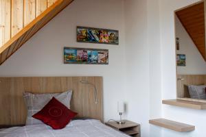 een slaapkamer met een bed met een rood kussen bij Hotel Pilar Garni in Keulen