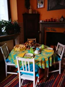 una mesa con comida en ella con dos sillas en Zizzihome Bed and Breakfast, en Orta San Giulio
