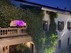 ein Gebäude mit Efeu, der seitlich wächst in der Unterkunft Antica Corte Milanese in Novate Milanese