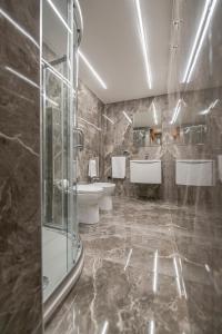 bagno con 2 lavandini, servizi igienici e doccia di Domus Aurea a Sciacca