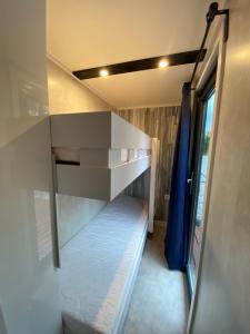 Łóżko lub łóżka w pokoju w obiekcie Domy nad morzem - Chata Pirata- Tiny House