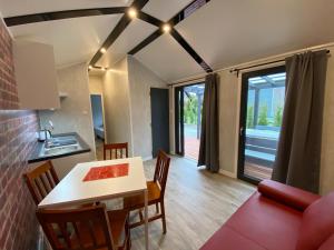 Kuchnia lub aneks kuchenny w obiekcie Domy nad morzem - Chata Pirata- Tiny House