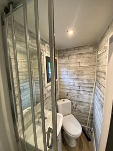 Łazienka w obiekcie Domy nad morzem - Chata Pirata- Tiny House