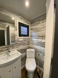 Kúpeľňa v ubytovaní Domy nad morzem - Chata Pirata- Tiny House + 28 fotografií