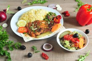 um prato de comida com arroz e uma tigela de legumes em Willa Marina Widzew em Lódź