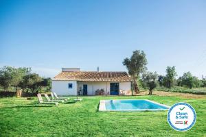 Bazén v ubytování Morgado do Quintão nebo v jeho okolí