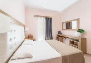 Un pat sau paturi într-o cameră la Niver Luxury Suites