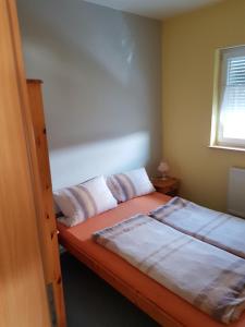 1 dormitorio con 2 camas y ventana en Albergo Restaurante Da Franco en Büchenbeuren