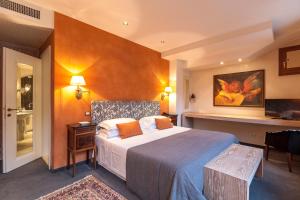 une chambre d'hôtel avec un lit et une table dans l'établissement Charming Hotel dei Chiostri, à Follina