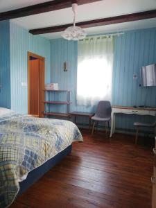- une chambre avec un lit, un bureau et une fenêtre dans l'établissement Agroturism Jures, à Ljutomer
