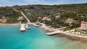 una vista aérea de un puerto con barcos en el agua en Villa Sonia Kaprije en Kaprije