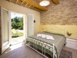 Katil atau katil-katil dalam bilik di Holiday Home in Fano near Adriatic Sea
