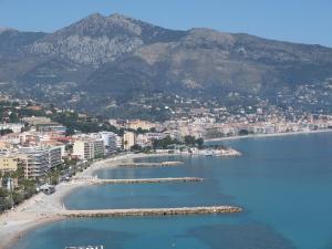 een luchtzicht op een strand met gebouwen en bergen bij Appartement Le Belvédère in Roquebrune-Cap-Martin