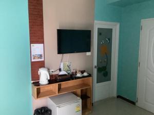Una televisión o centro de entretenimiento en OYO 996 Phunara Residence