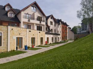 a row of houses on a hill with a green field at Milmari apartman SAN-28 in Kopaonik