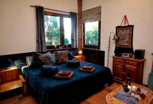 Schlafzimmer mit einem Bett mit blauer Bettwäsche und einem Tisch in der Unterkunft Casa Meca Estudio in Los Caños de Meca