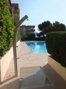 een lichtpaal naast een zwembad bij Appartement Le Belvédère in Roquebrune-Cap-Martin