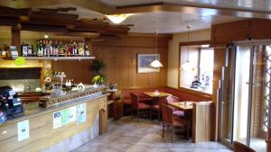 Um restaurante ou outro lugar para comer em Albergo Alpino