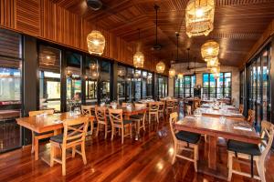 Reštaurácia alebo iné gastronomické zariadenie v ubytovaní Bali Hai Resort & Spa