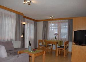 TV a/nebo společenská místnost v ubytování Apartment Swiss Chalet